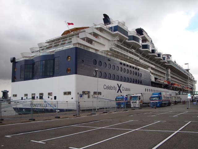 >Cruiseschip ms Celebrity Constellation aan de Cruise Terminal Rotterdam